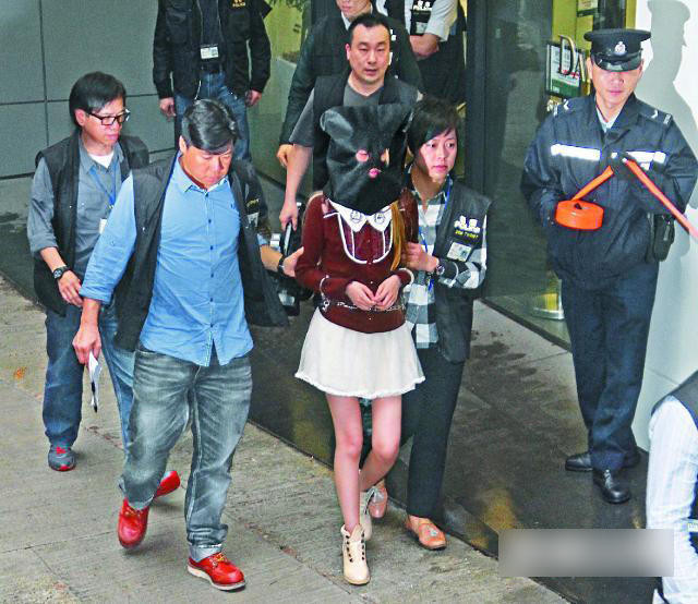 香港水泥藏尸案:女嫌犯穿短裙高跟鞋指认现场