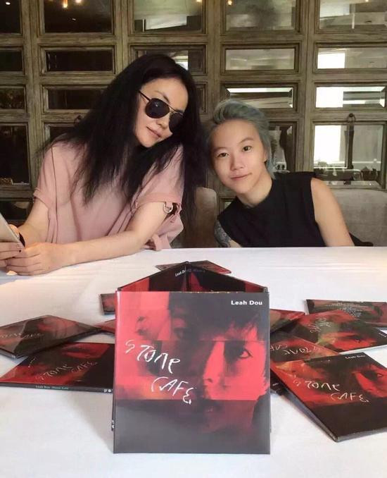 窦靖童举办签名会 王菲李嫣助阵亲密合影