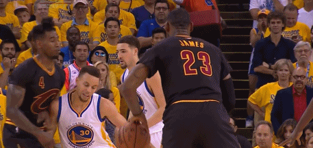 gif-又陷犯规泥潭!库里半场领到3次犯规