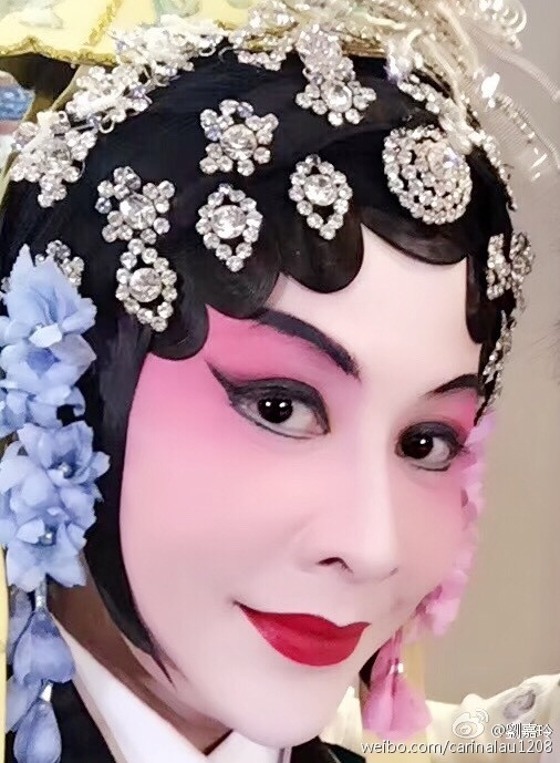 京剧扮相粉墨登场眼波流转