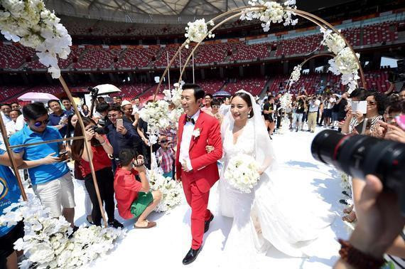 京媒质疑李妮娜鸟巢办婚礼:凭什么她享有特权?