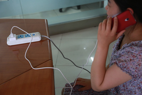 充电时玩手机真会触电身亡