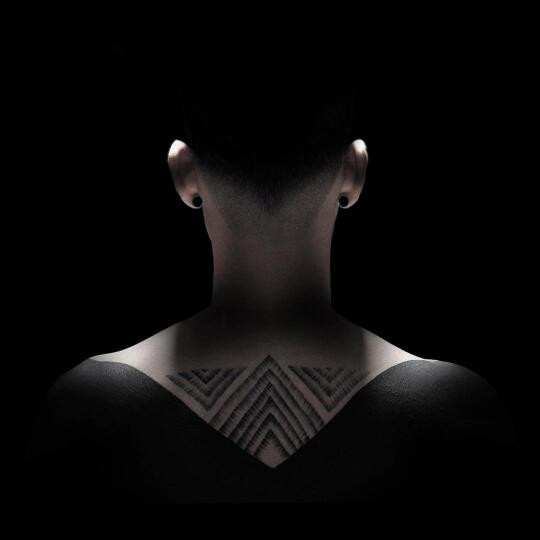 美女纹身艺术家把台球变成了满地打滚的表情包