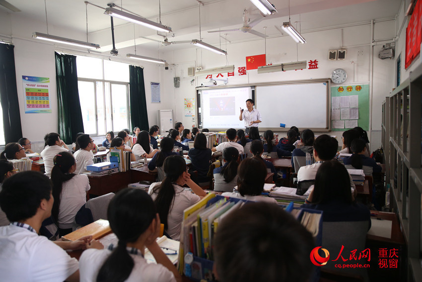 重庆南坪中学教师陈险峰为同学们精心准备"表情包,为考生减压.