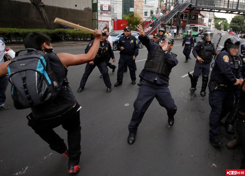 组图-墨西哥民众游行抗议斗牛 与防暴警察起冲突