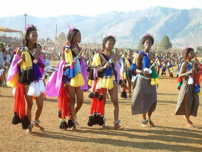 斯威士兰少女半裸选妃盛大场面
