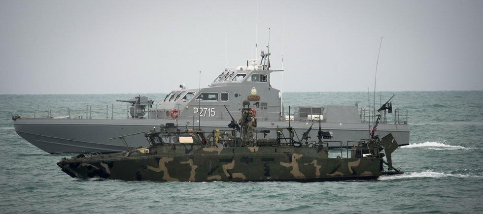 美海军舟艇部队与科威特海军巡逻艇编队航行.
