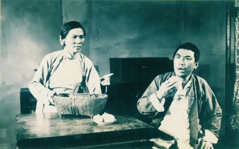 1952年,沪剧《罗汉钱》上演,解洪元(右)饰张木匠,丁是娥饰小飞娥.