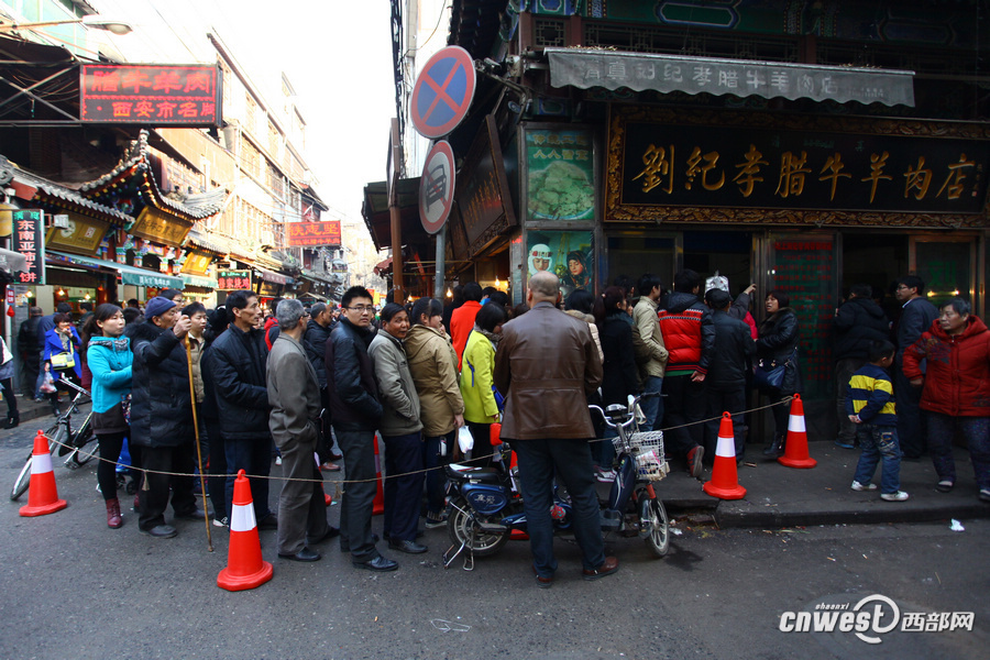 "别人排长队买火车票,西安人民排队买腊牛肉,用这样的段子来形容在