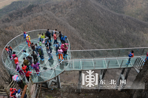 帽儿山800米高峰"踏空"行 体验玻璃栈道"惊声尖叫"