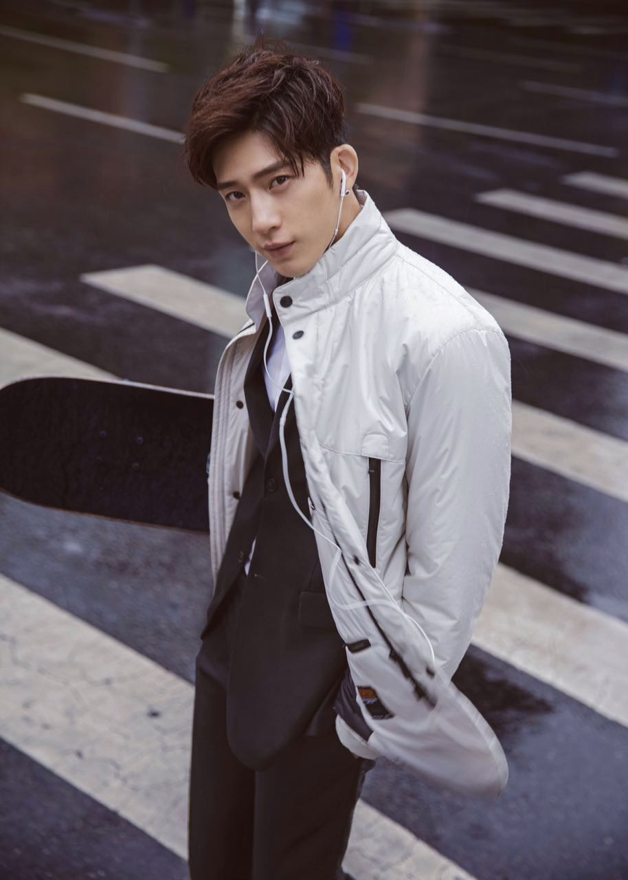 井柏然滑板出街帅气迷人