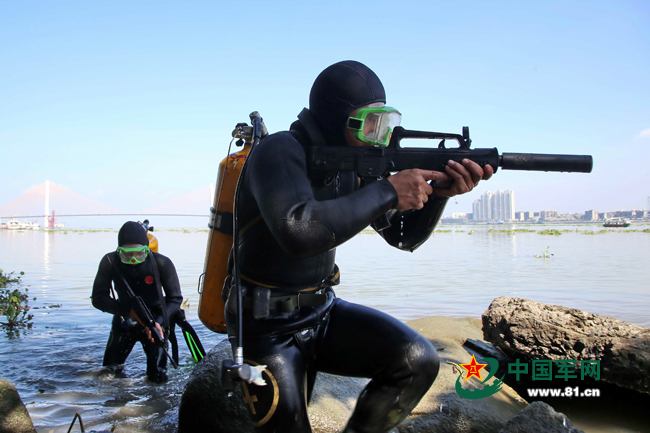 近日中国当代海军杂志社放出中国海军征兵广告,大批解放军蛙人部队