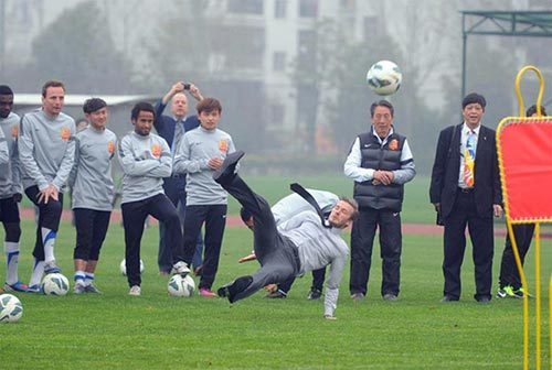 抓拍明星摔倒瞬间 (1/30张) 贝克汉姆表演任意球,因场地湿滑而不慎