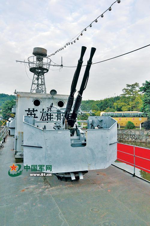 611艇的艇艏安装了一座61式双联37毫米舰炮.